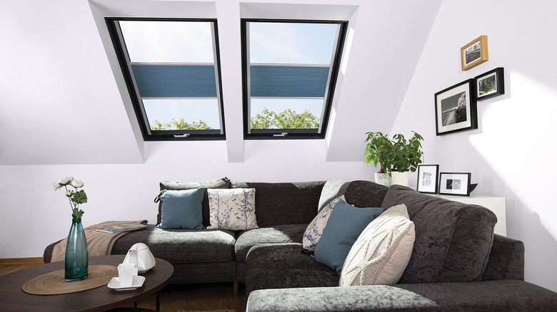 PVC střešní okna FAKRO jsou dostupná také v dekoru antracit.