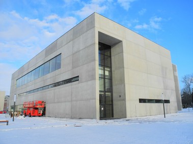 Klastr umn a designu Fakulty umn Ostravsk univerzity – fasda z pohledovho betonu (Autor: Denisa Dolealov, Denk Prvo)