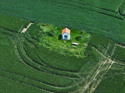 Pohled na krajinu z dronu s vegetac a biokoridory (Fotografie – Michal Brandejsk)