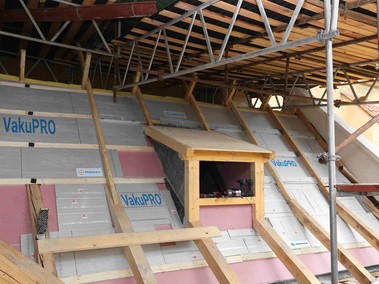 Obr. 3. Náročné požadavky na rekonstrukci historické budovy vyústily v koncept zateplení střechy nad krokvemi (panely VakuPRO vyskládané na protipožární sádrokarton)