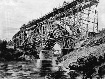 Obr. 1 Na výstavbu skruže pro bednění mostu bylo dříve potřeba velké množství řeziva