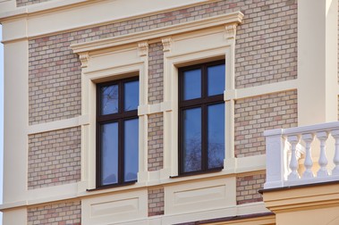 Při rekonstrukci historické vily byla použita skla HELUZ IZOS umístěna do úzkého profilu Premium Slim od společnosti Vorlíček okna, detail