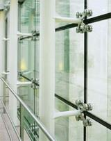 Obr. 1b Podepen rmovou konstrukc (Strongback glass facade) s loklnmi bodovmi drky