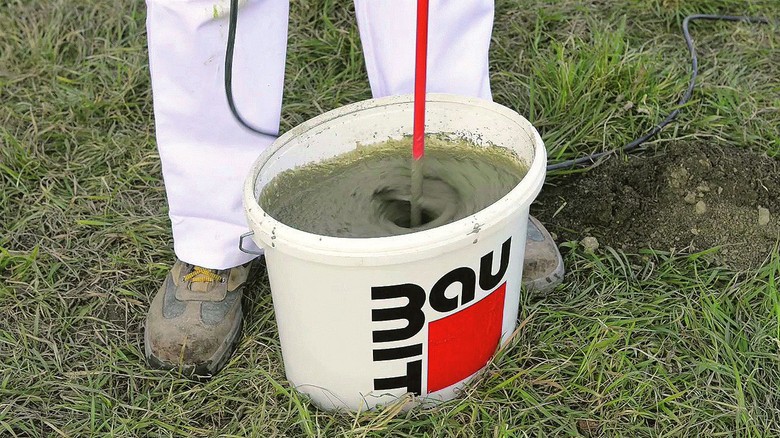 Baumit FixBeton &#8211; Metoda s mchnm betonov smsi za pomoci pedepsanho mnostv zmsov vody se provd standardn v kbelku pomoc elektrickho msidla.