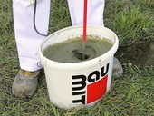 Baumit FixBeton &#8211; Metoda s mchnm betonov smsi za pomoci pedepsanho mnostv zmsov vody se provd standardn v kbelku pomoc elektrickho msidla.