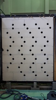 Obr. 22: Experimentální stěna vyzděná v areálu AdMaS pro ověření způsobu zdění s provedenými jádrovými odvrty ze zdicích bloků MULTIGIPS M80