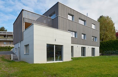 Obr. D: Dm ve Fribourg – nstavba a pstavba RD z 1 bytov jednotky na 3 bytov jednotky. Zdroj https://www.lutz-architectes.ch/