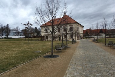 Obr. 4: Zdail nvaznost mlatovho chodnku na dldnou vozovku. (Kutn Hora, R)