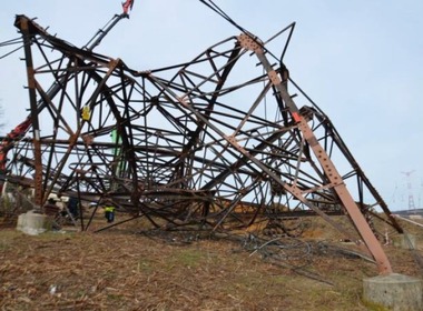 Obr. 4a Hrub chyby mohou vst k havrii stavby – kolaps storu vysokho napt pi nesprvnm postupu demonte elektrickho veden