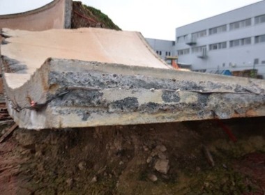 Obr. 4b Hrub chyby mohou vst k havrii stavby – kolaps sti ndre OV po nesymetrickm odstrann sti zeminy