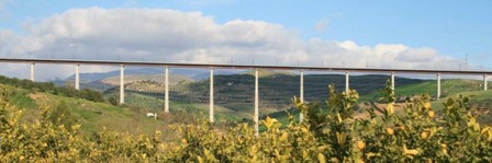 Obr. 1a Pohled na monitorovan eleznin ocelobetonov most „Arroyo las Piedras“ a jeho pn ez