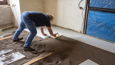 Podsyp z Liaporu připravujeme vždy v pruzích jen o cca 20 % širších než jsou podlahové desky a průběžně zaklápíme