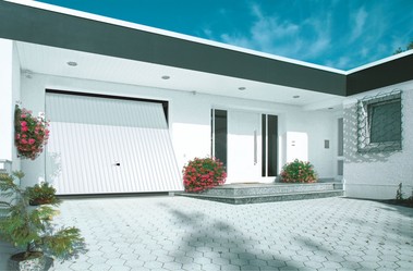 Vchodové dveře ThermoPro s bočními díly v kombinaci s výklopnými vraty Berry Pearl se strukturovaným povrchem Pearlgrain