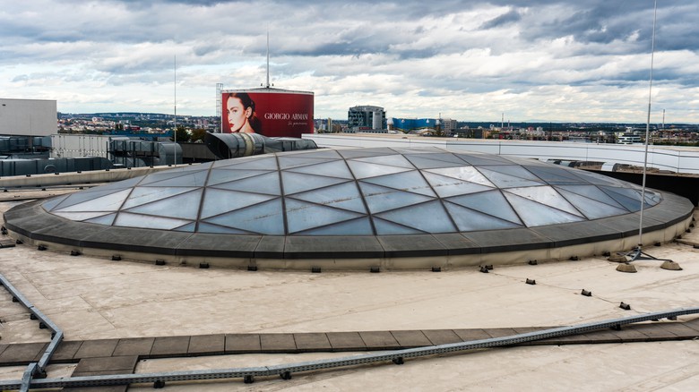 Střešní světlík na OC Chodov před instalací sluneční plachty SunCooler – vypouklá konstrukce bez stínění. Střešní světlík na OC Chodov před instalací sluneční plachty SunCooler – vypouklá konstrukce bez stínění.