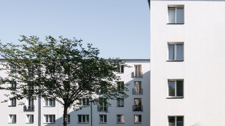 Rekonstrukce starších bytových domů představuje klíčovou příležitost ke zlepšení jejich energetické účinnosti, estetiky i kvality bydlení a měla by být součástí strategie boje proti klimatické změně. Foto: Tomáš Slavík Rekonstrukce starších bytových domů představuje klíčovou příležitost ke zlepšení jejich energetické účinnosti, estetiky i kvality bydlení a měla by být součástí strategie boje proti klimatické změně. Foto: Tomáš Slavík