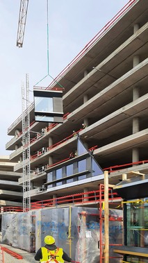 Instalace fasdnho modulu s osazenmi prostorovmi tvarovkami (lamelami) a obkladem GRC.
