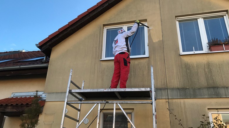 Rodinn dm &#8211; prce na obnov fasdy, proces omyt tlakovou vodou ped aplikac sananho ntru Baumit FungoFluid