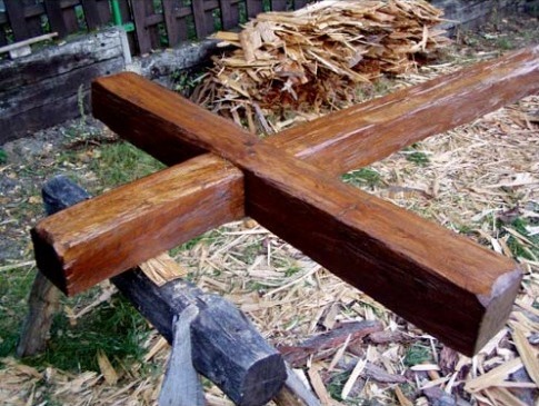 Obr. 5b: Detail modnovho ke autora Luboe Vokouna, kter jej v r. 2005 vytesal a zaerstva oetil hovz krv s pimchanou vpennou vodou v pomru 1:1. Po aplikaci nkolika ntr doclil ervenho a dohnda lesklho povrchu deva. (Foto: Lubo Vokoun, 2008)