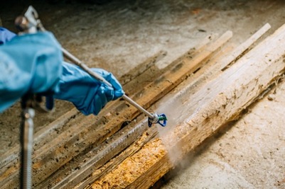 Obr. 7a: Chemick ochrana devnch prvk konstrukc. Aplikace chemick ltky airless stknm na povrch deva. (Foto: firma Krovservis)