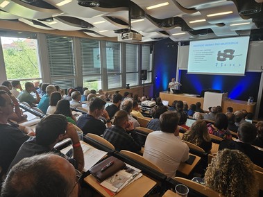 Konference Akustika ve stavebn praxi kadoron dokazuje, e kvalitn akustick een je zsadnm tmatem pro projektanty, architekty, realizan firmy i investory. Zdroj: AZ Promo