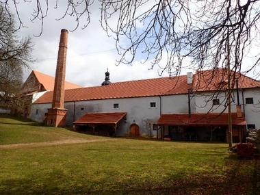 Obr. 8: Vlhkostní poruchy na fasádě bývalé usedlosti. Kombinace vzlínající vlhkosti se srážkovou vodou přímo smáčející povrch průčelí a hygroskopickou vlhkostí.