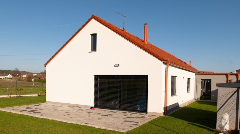 Reference rodinný dům Nové Homole, konstrukce – cihly Porotherm 38 T Profi, překladová schránka Porotherm KP Vario UNI KOMPLET, střešní tašky Tondach Contiton 12 engoba měděná. Foto © Wienerberger s.r.o.