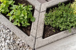 Bylinkov zahrdka z prvk Playstone
