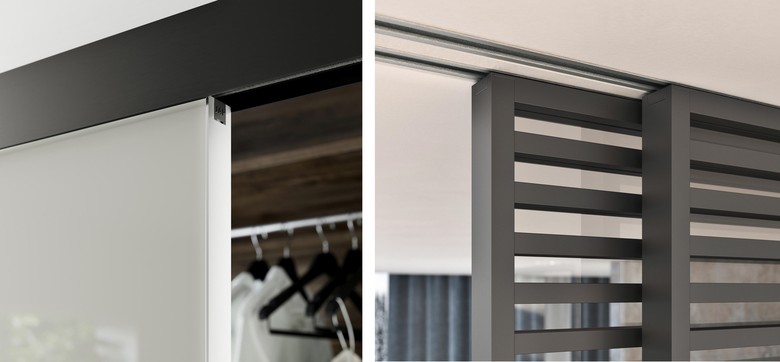 Detail uchycení dveří MASTER v posuvu TRIX TRENDY (vlevo). Detail uchycení dveří IDEALINE HORIZONTAL do posuvu do stropu PREMIUM (vpravo). Foto: JAP FUTURE