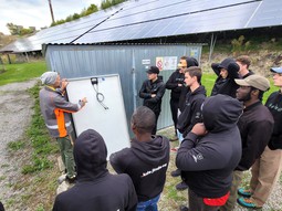 Technici ze Zambie přijeli do ČR „na praxi“. Od kolegů z ČEZ a ČVUT se učí instalovat fotovoltaiku