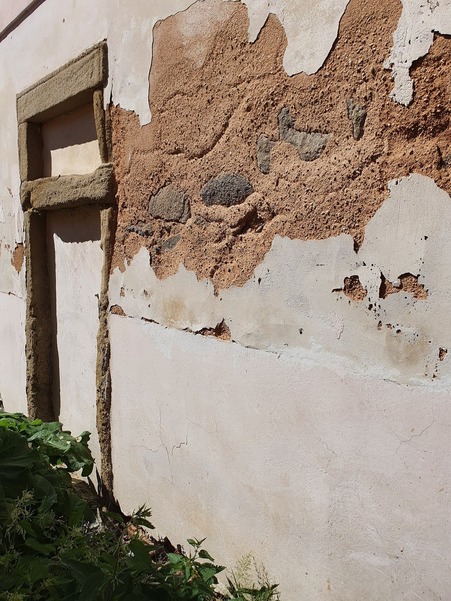 Obr. 7: Sanan omtka jako rozhran. Vlhkost na povrchu je pod rozhranm nzk, nad nm vysok. Zdivo vykazuje vysokou vlhkost nad i pod rozhranm.