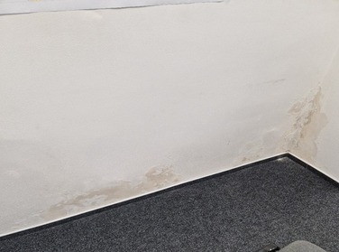 Obr. 4: Fotografie plochy, men na obr. 3