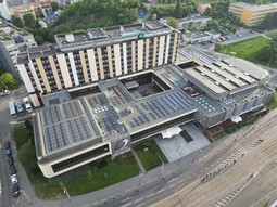 Další FVE v centru Prahy: na Hotelu Olšanka vyrostly panely