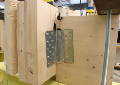 Obr.&nbsp;10a: Typick� poru�en� zku�ebn�ho vzorku se smykov�mi �heln�ky