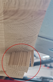 Obr.&nbsp;11b: Typick� tvar poru�en� zku�ebn�ho t�lesa s&nbsp;tahovou kotvou (zakrou�kovan� oblast zv�raz�uje poru�en� blokov�m smykem)