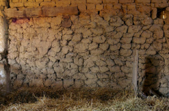 Obr. 2a Ukázka různých struktur válkového hliněného zdiva na Moravě. Foto Martin Novotný.
