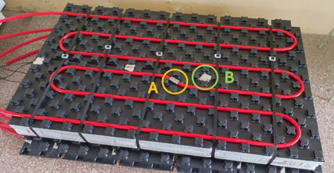 Obr. 6 Inštalácia snímačov teplôt [Autor] a) na potrubie, b) medzi potrubiami