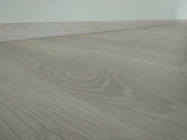 D�ev�n� podlaha, matn� lak mo�en� do b�la