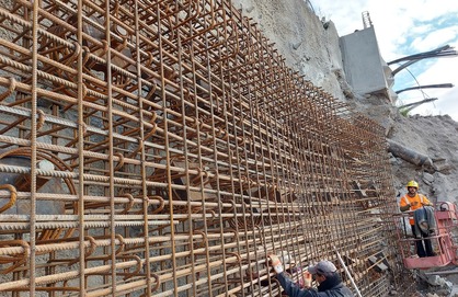 Obr. 8a – Vystuženie steny WR4 – bolo nutné pridať šmykovú výstuž okolo kotevných platní tyčí