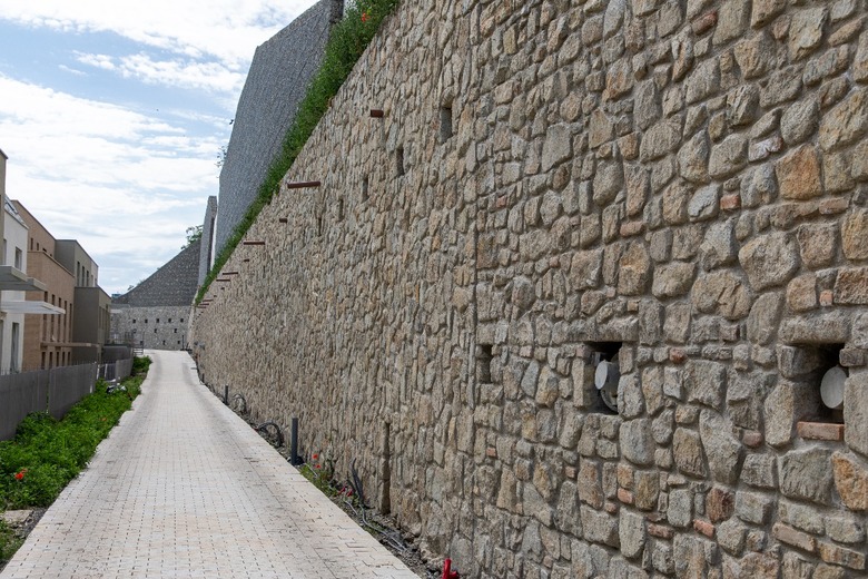 Obr. 16 – Finálny vzhľad konštrukcie s predsadeným kamenným múrom