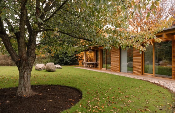 Obr�zek&nbsp;1a: Zda�il�m p��kladem jednoduch� v�pl�ov� stavby na pozemku rodinn�ho domu je stavba v�m�nku, kter� pro sv� rodi�e navrhnul architekt Vojt�ch Malina. V�m�nek je bezbari�rov� a propojen� se zahradou. Zdroj: https://vojtechmalina.com/, fotografie: Martin Faltejsek