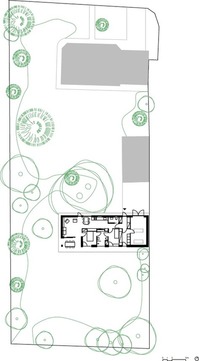 Obr�zek&nbsp;1b: Zda�il�m p��kladem jednoduch� v�pl�ov� stavby na pozemku rodinn�ho domu je stavba v�m�nku, kter� pro sv� rodi�e navrhnul architekt Vojt�ch Malina. V�m�nek je bezbari�rov� a propojen� se zahradou. Situa�n� v�kres ukazuje um�st�n� a orientaci v�m�nku vzhledem k&nbsp;p�vodn�m stavb�m na pozemku. Zdroj: https://vojtechmalina.com/
