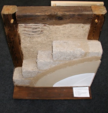 Obr.&nbsp;3: P�edezd�vka z&nbsp;cihel z&nbsp;nep�len� hl�ny om�tnut�ch hlin�nou om�tkou