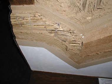 Obr.&nbsp;4: Tradi�n� hlin�n� om�tka nanesen� na roho�i z&nbsp;r�kosu (tzv. r�kosov� om�tkov� roho� / r�kosovina)