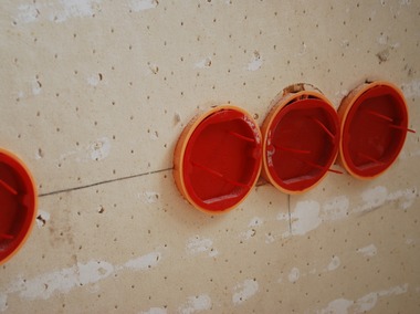 Obr. 7: Montáže elektrických rozvodů, krabic a vypínačů musí být vzduchotěsné