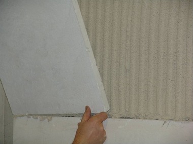 Obr. 2: Lepení kalciumsilikátových desek na sraz metodou buttering-floating