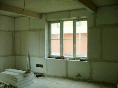 Obr. 3: Uspořádání kalciumsilikátových desek kolem okna