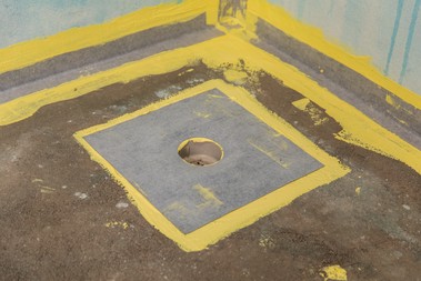 Vložení Hydroizolační podlahové těsnicí manžety do hydroizolační stěrky