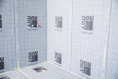 Ihned po provedení hydroizolační vrstvy je možné lepit dlažbu