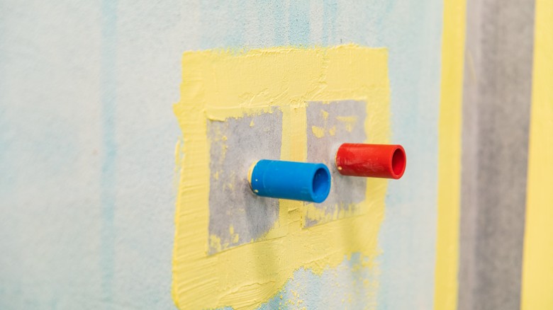 Veškeré prostupy skrze hydroizolační vrstvu musí být ošetřeny hydroizolační stěrkou Baumacol Proof, s vloženou Hydroizolační stěnovou těsnicí manžetou. Veškeré prostupy skrze hydroizolační vrstvu musí být ošetřeny hydroizolační stěrkou Baumacol Proof, s vloženou Hydroizolační stěnovou těsnicí manžetou.