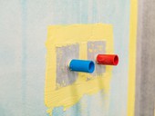 Efektivní řešení proti působení vlhkosti Veškeré prostupy skrze hydroizolační vrstvu musí být ošetřeny hydroizolační stěrkou Baumacol Proof, s vloženou Hydroizolační stěnovou těsnicí manžetou.